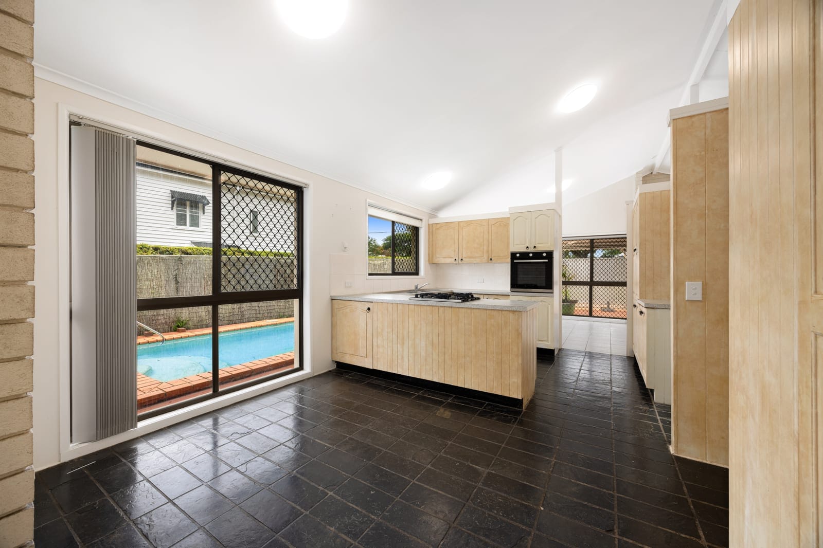 800m2 PRIME Location: Rebuild or Renovate!