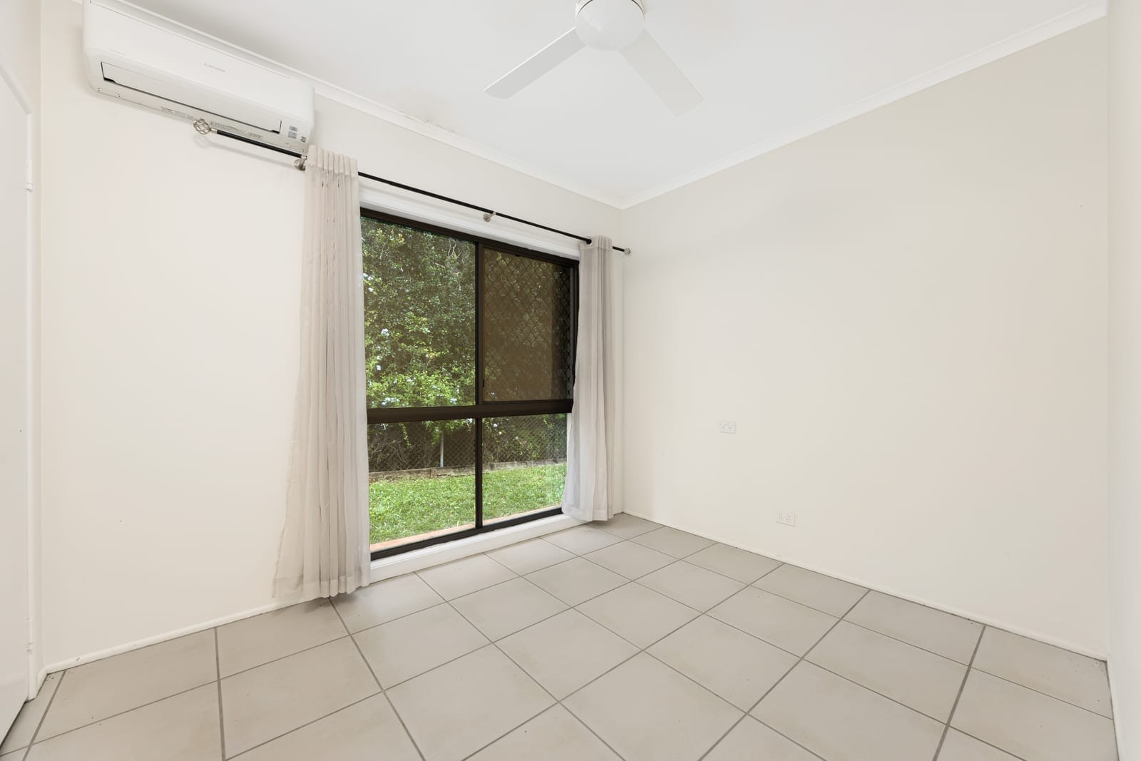 800m2 PRIME Location: Rebuild or Renovate!