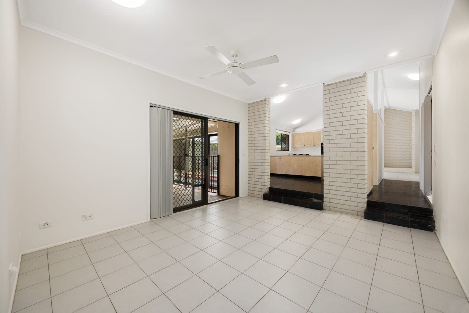 800m2 PRIME Location: Rebuild or Renovate!
