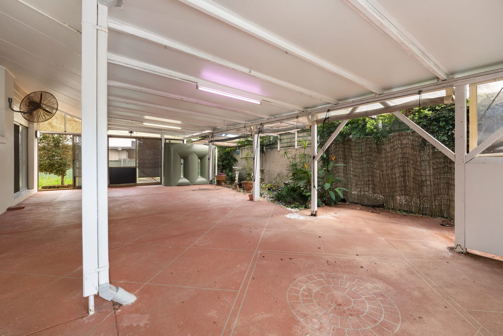 800m2 PRIME Location: Rebuild or Renovate!