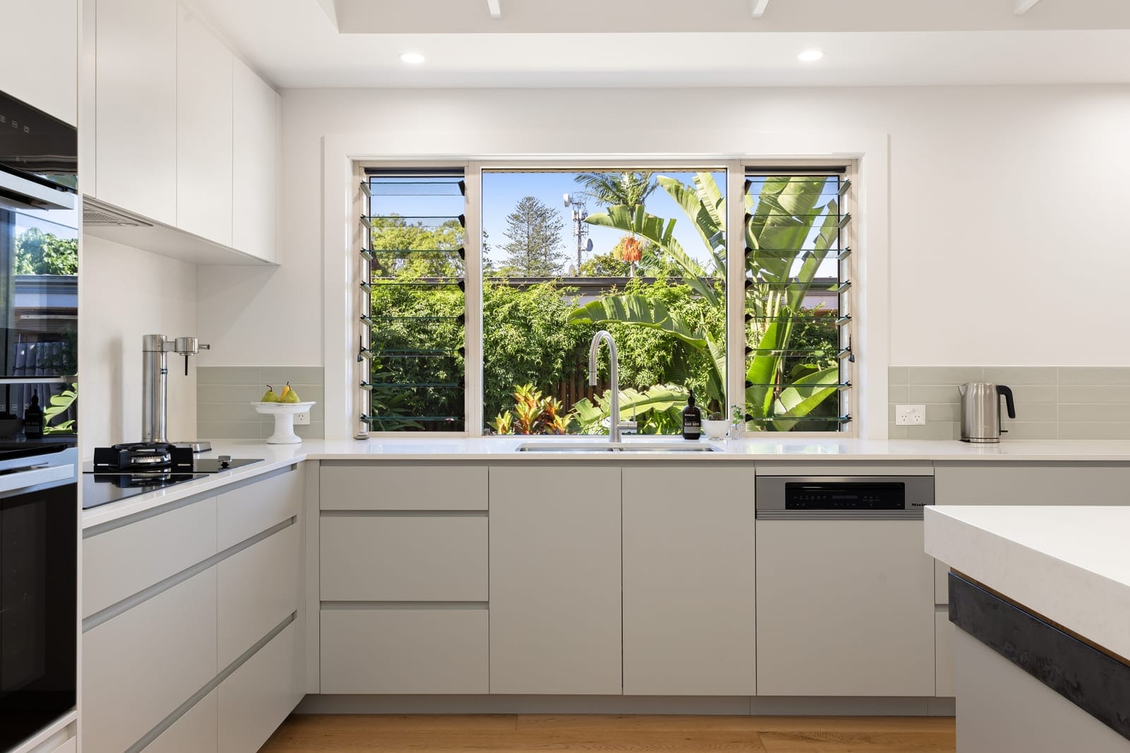 Level ¼ Acre On Top: Elegant Modern Living with Views