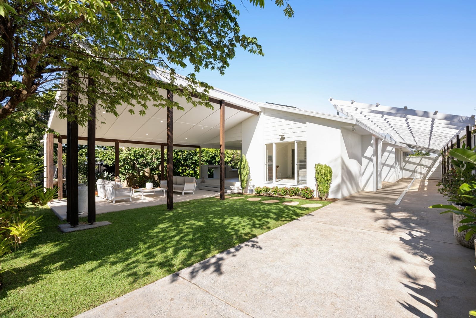 Level ¼ Acre On Top: Elegant Modern Living with Views