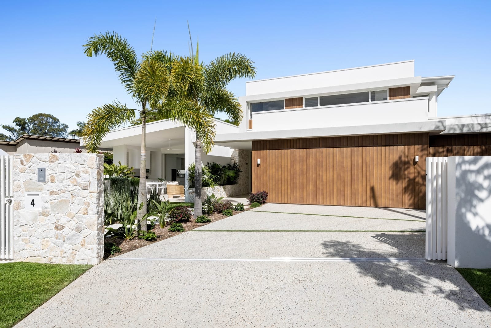 Brand New Bespoke Build: Elegant North Facing Entertainer