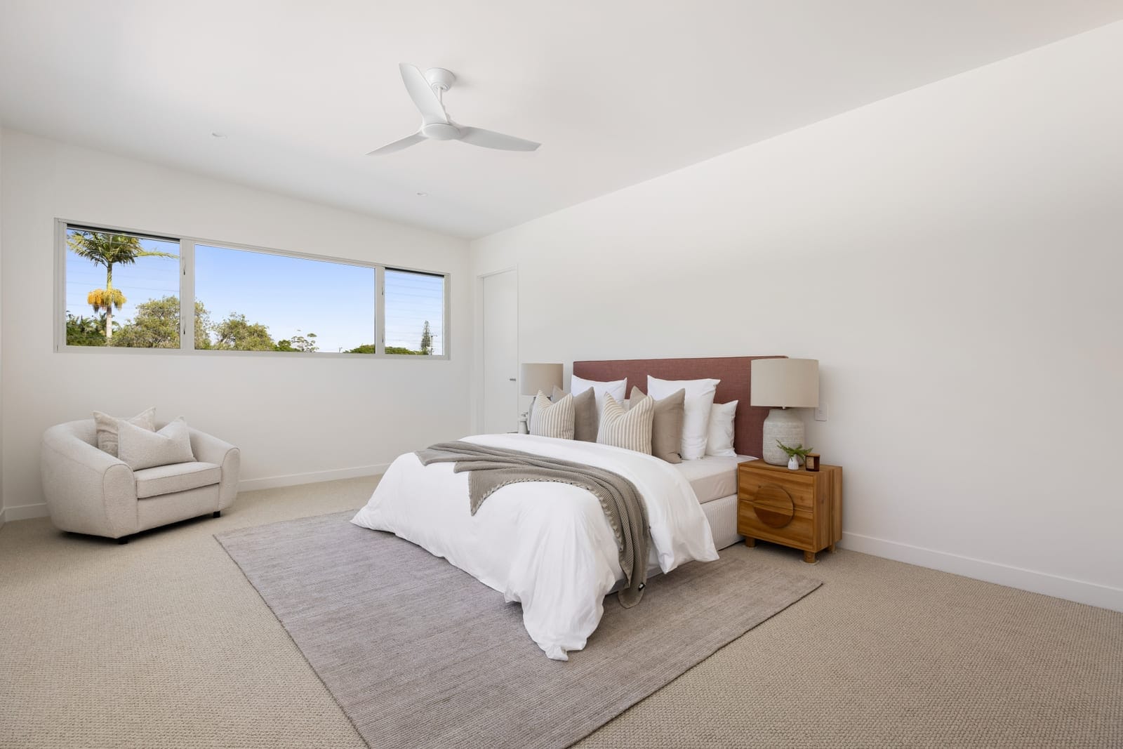 Brand New Bespoke Build: Elegant North Facing Entertainer