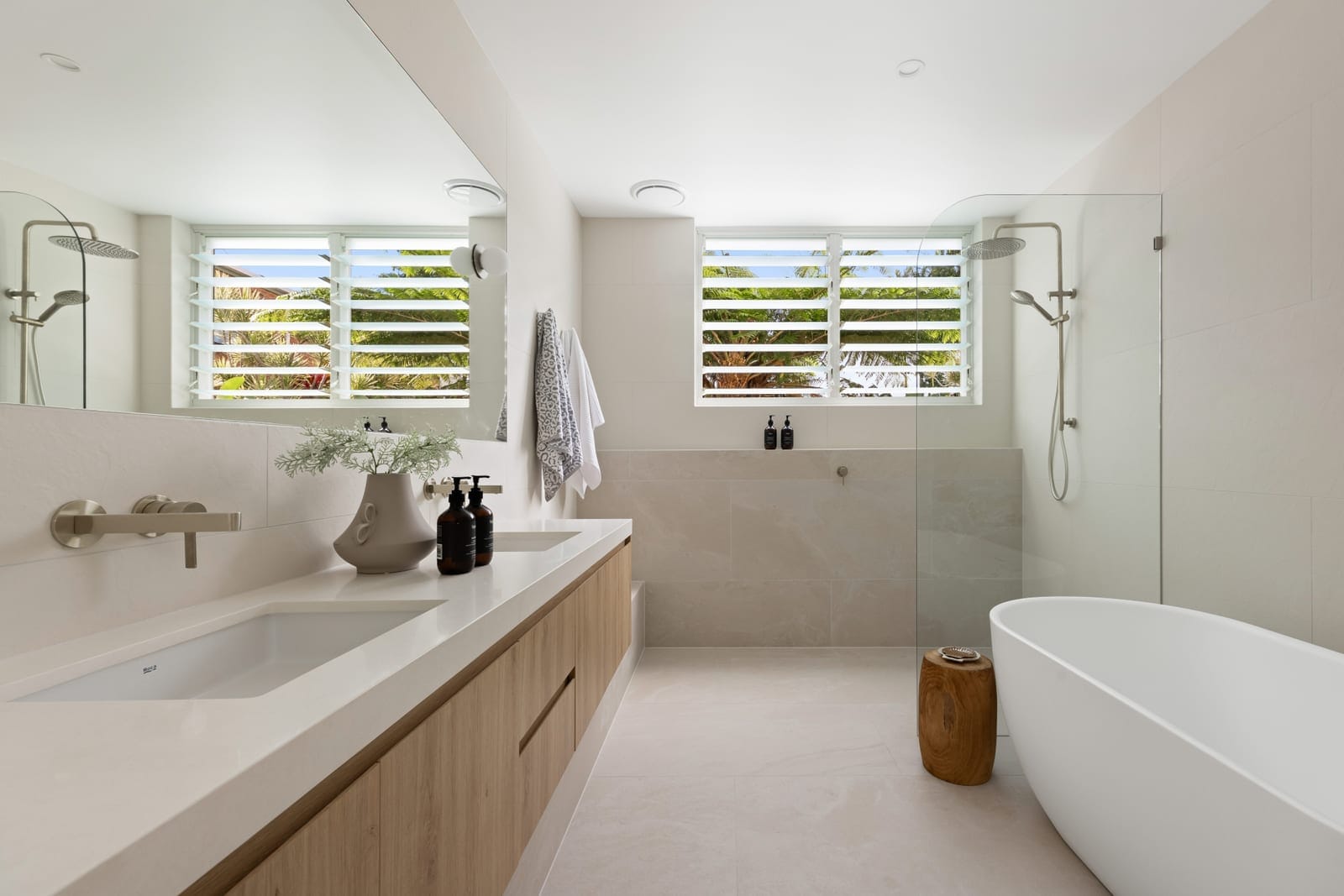 Brand New Bespoke Build: Elegant North Facing Entertainer