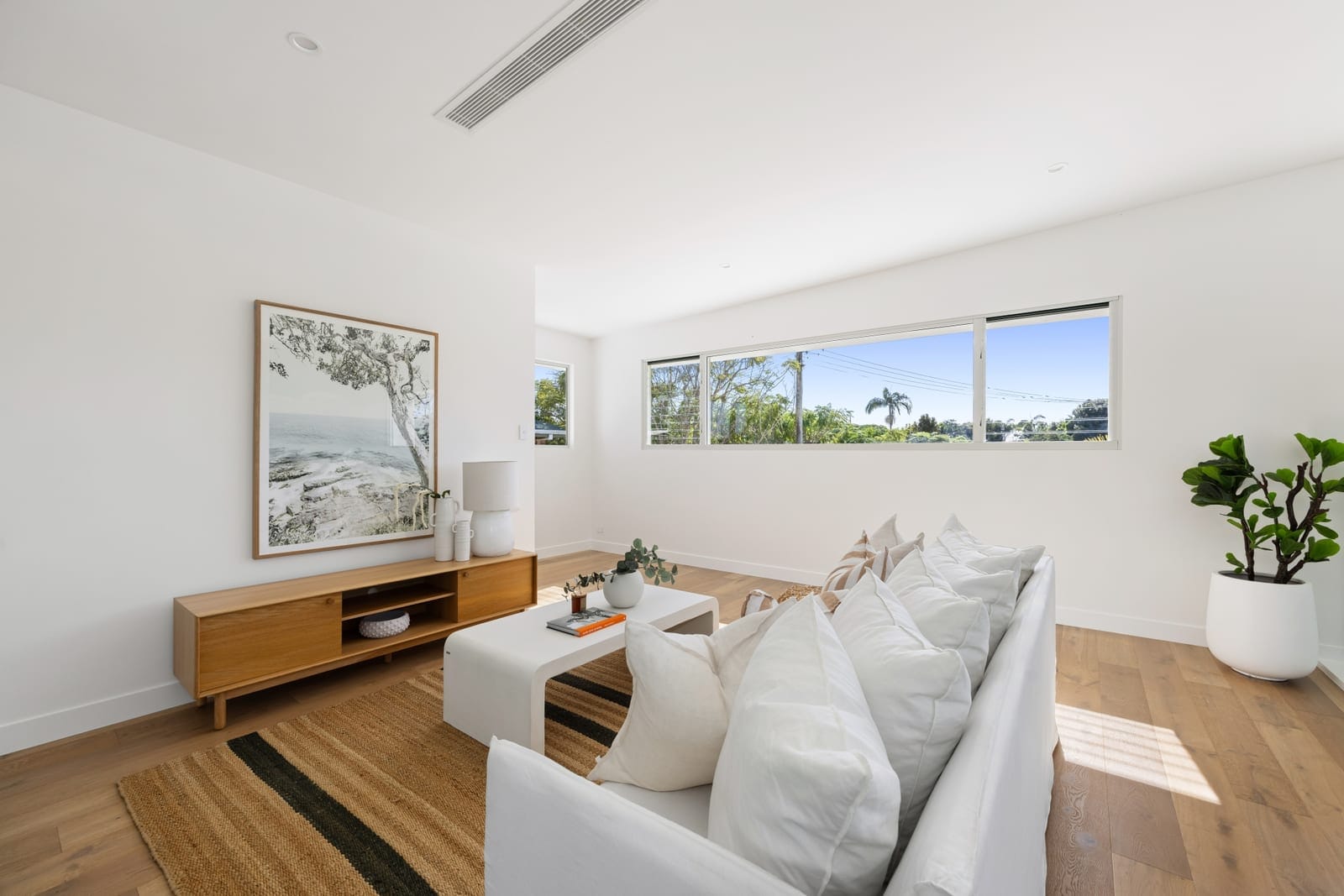 Brand New Bespoke Build: Elegant North Facing Entertainer