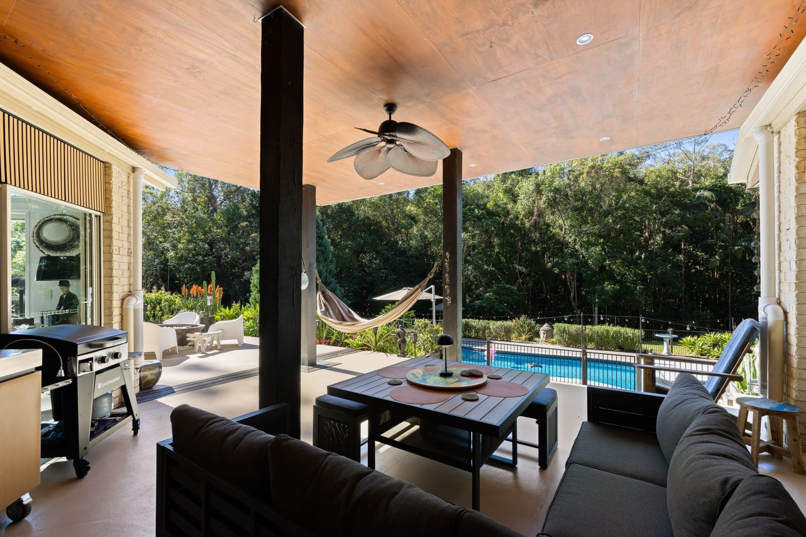 Acreage Stunner: Dual Living, Privacy, Outlook