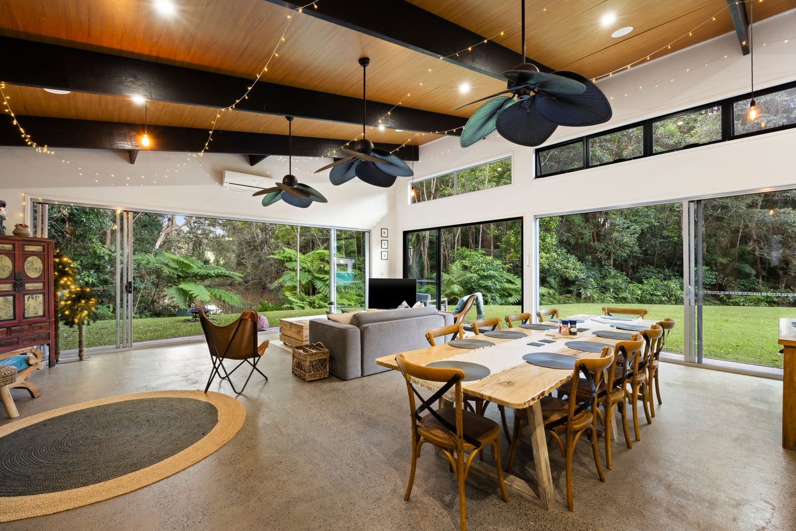 Acreage Stunner: Dual Living, Privacy, Outlook