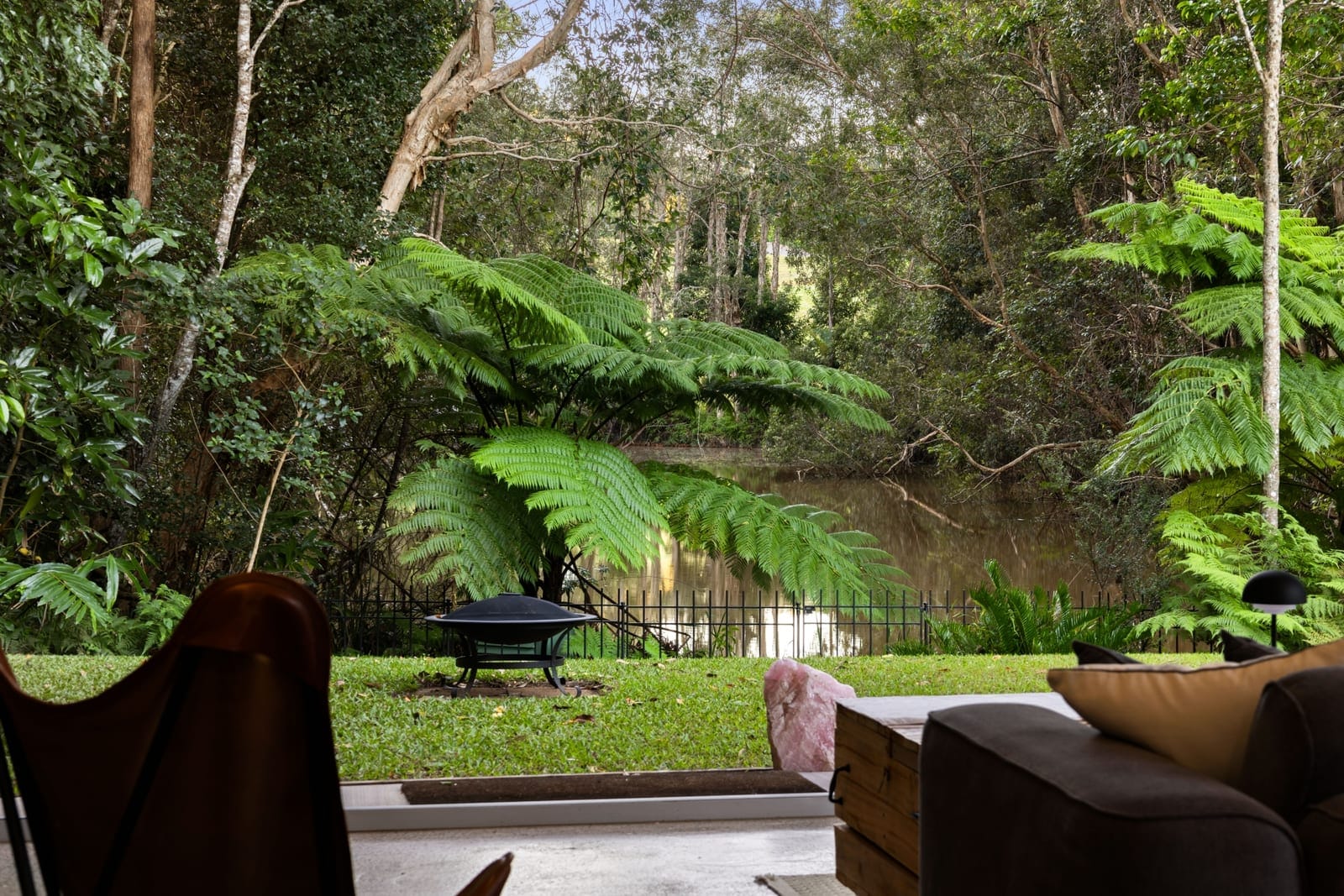 Acreage Stunner: Dual Living, Privacy, Outlook