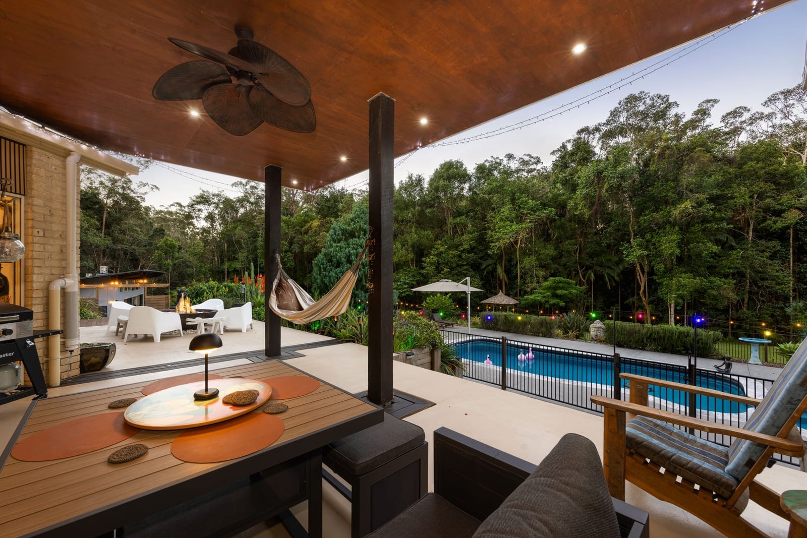 Acreage Stunner: Dual Living, Privacy, Outlook