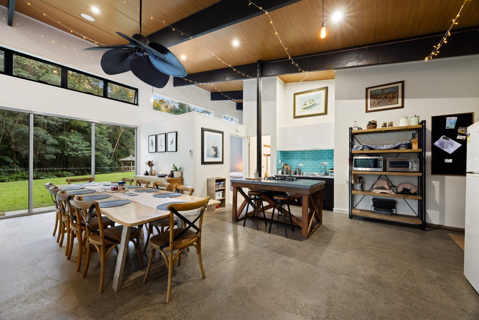 Acreage Stunner: Dual Living, Privacy, Outlook