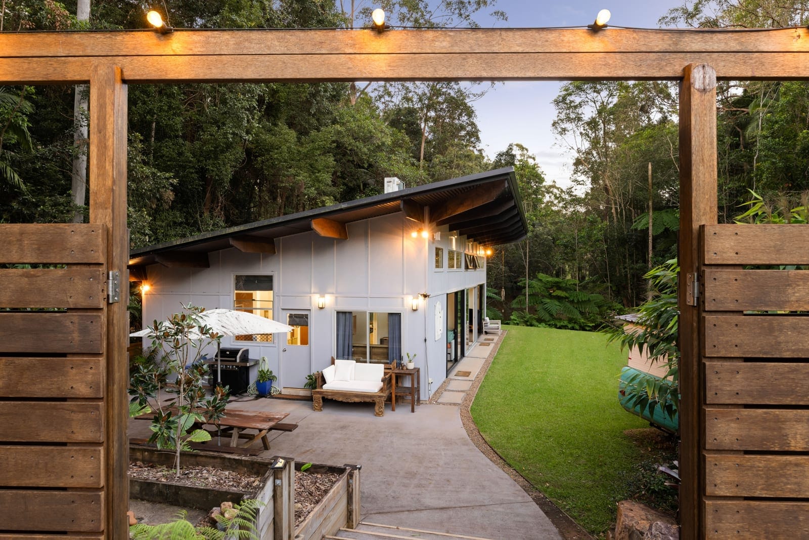 Acreage Stunner: Dual Living, Privacy, Outlook
