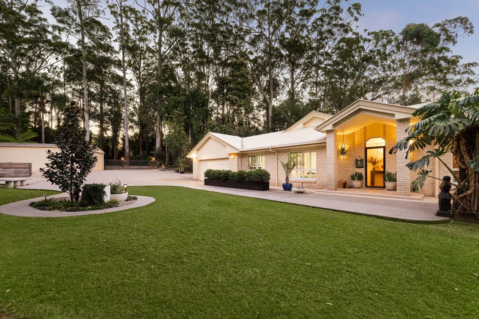 Acreage Stunner: Dual Living, Privacy, Outlook