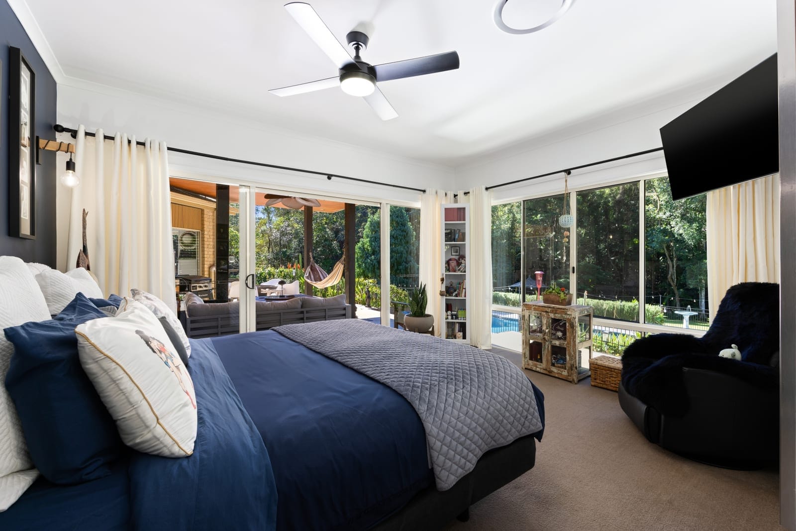 Acreage Stunner: Dual Living, Privacy, Outlook