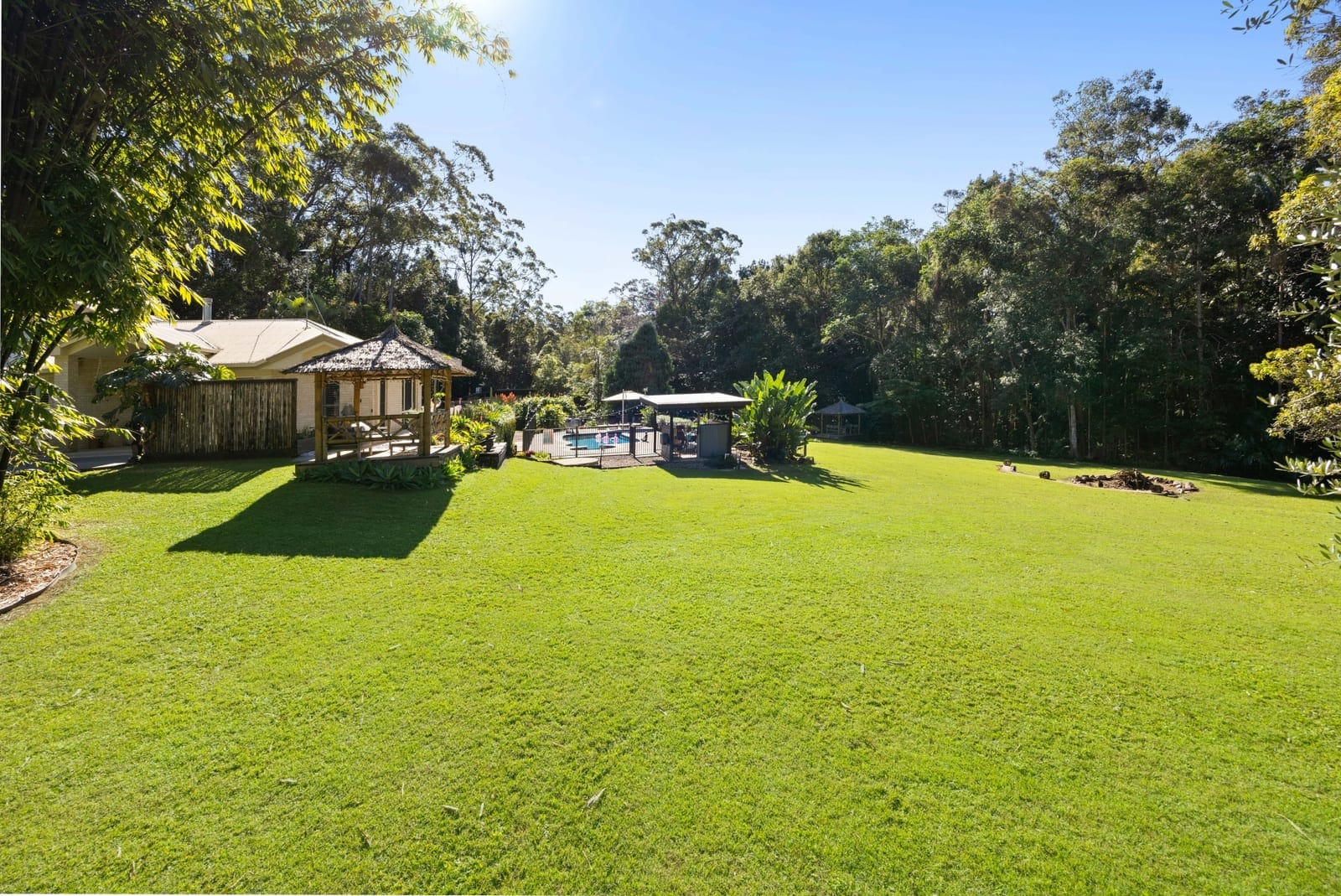 Acreage Stunner: Dual Living, Privacy, Outlook