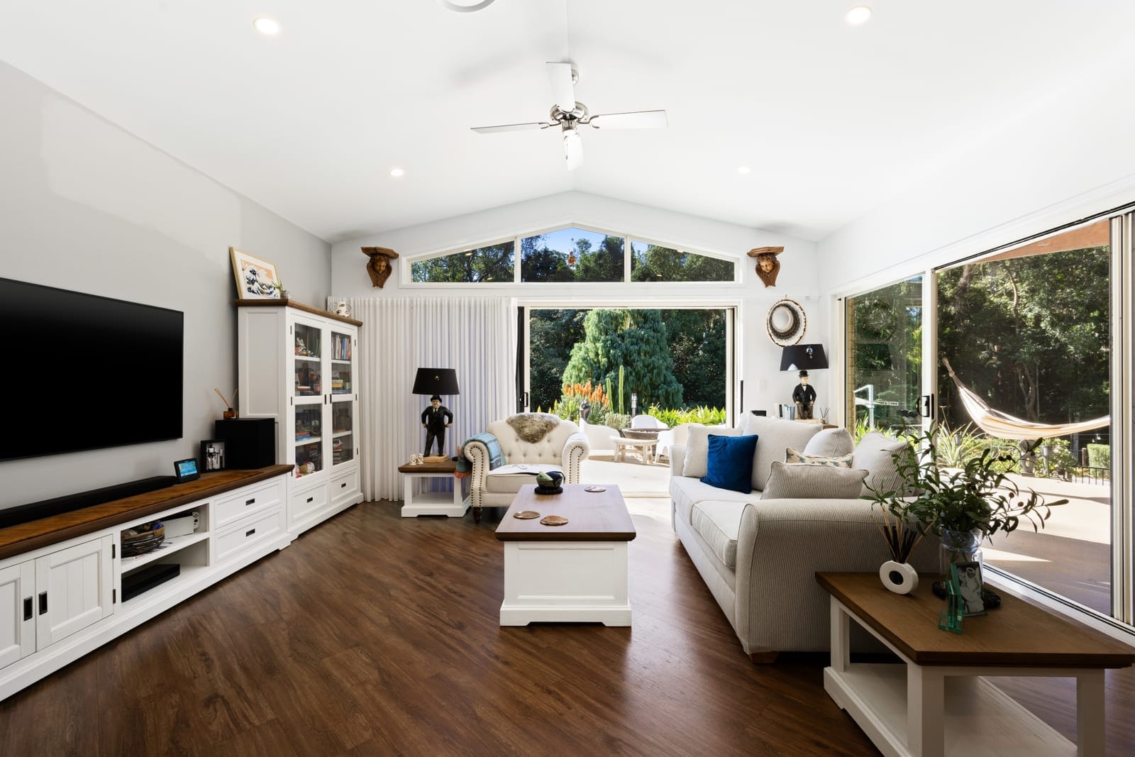Acreage Stunner: Dual Living, Privacy, Outlook
