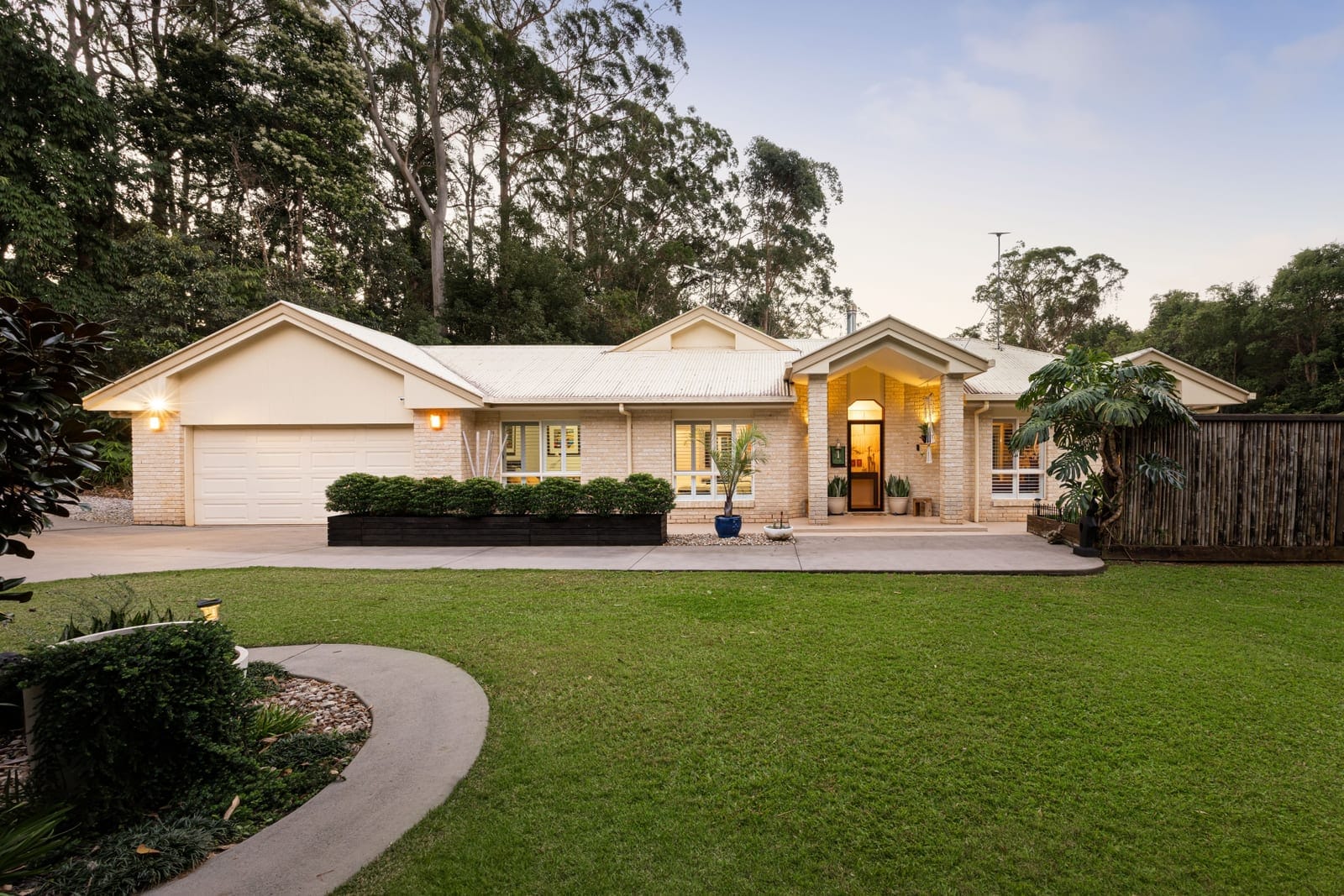 Acreage Stunner: Dual Living, Privacy, Outlook