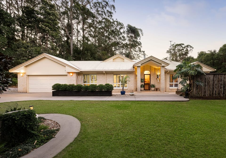 Acreage Stunner: Dual Living, Privacy, Outlook