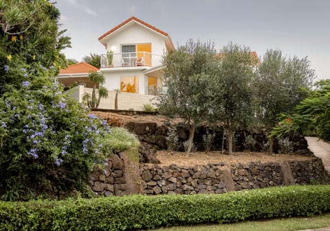 Prestige Escarpment Residence with Panoramic Coastal Vistas