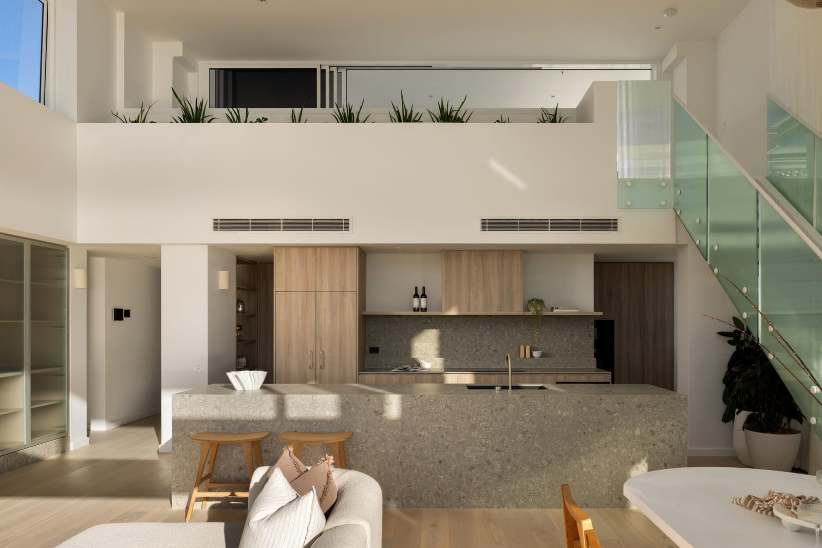 Penthouse Prestige: Rooftop Terrace, Sweeping 180° Ocean Views