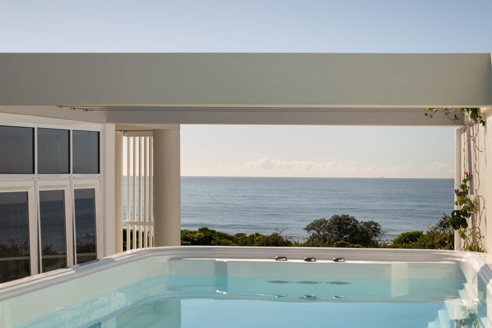 Penthouse Prestige: Rooftop Terrace, Sweeping 180° Ocean Views