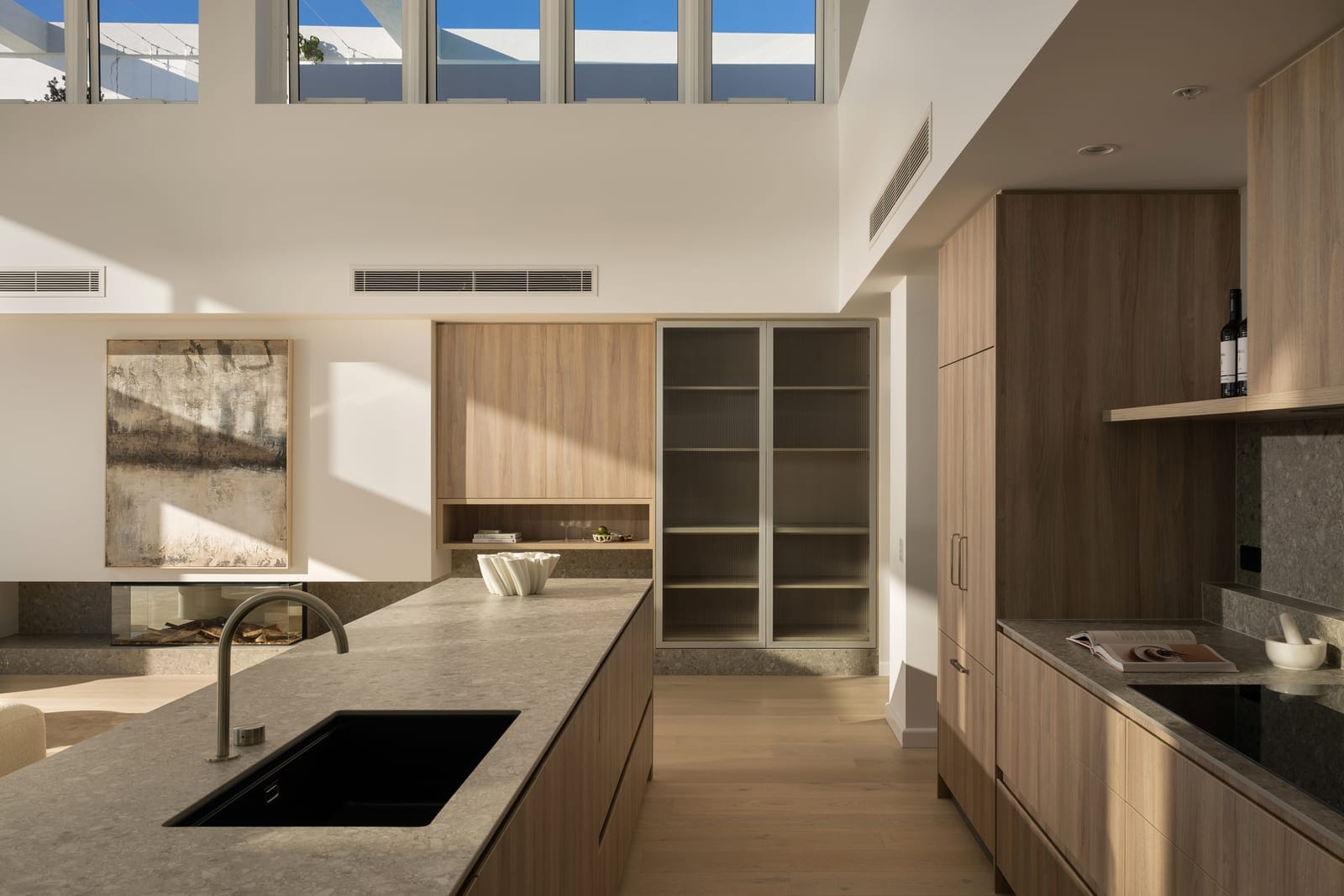 Penthouse Prestige: Rooftop Terrace, Sweeping 180° Ocean Views