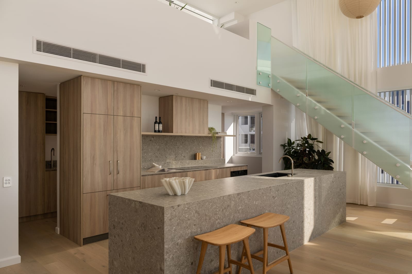 Penthouse Prestige: Rooftop Terrace, Sweeping 180° Ocean Views