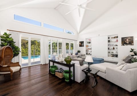 Lifestyle Acreage on the GRANDEST scale: 10 minutes to beach