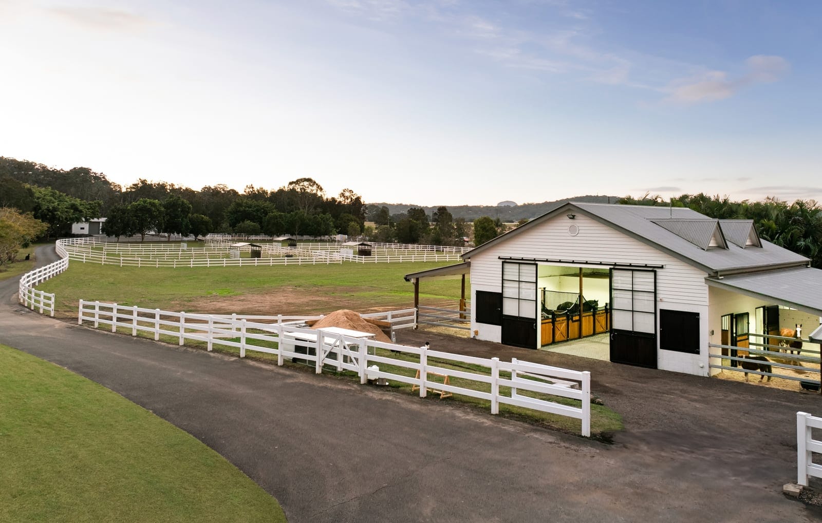 Lifestyle Acreage on the GRANDEST scale: 10 minutes to beach