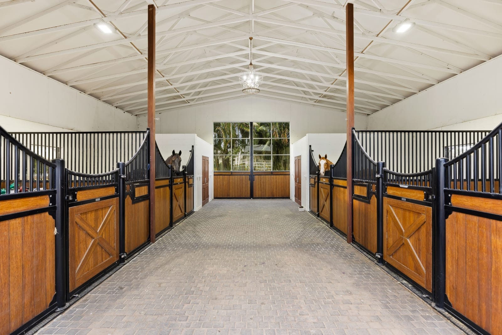 Lifestyle Acreage on the GRANDEST scale: 10 minutes to beach