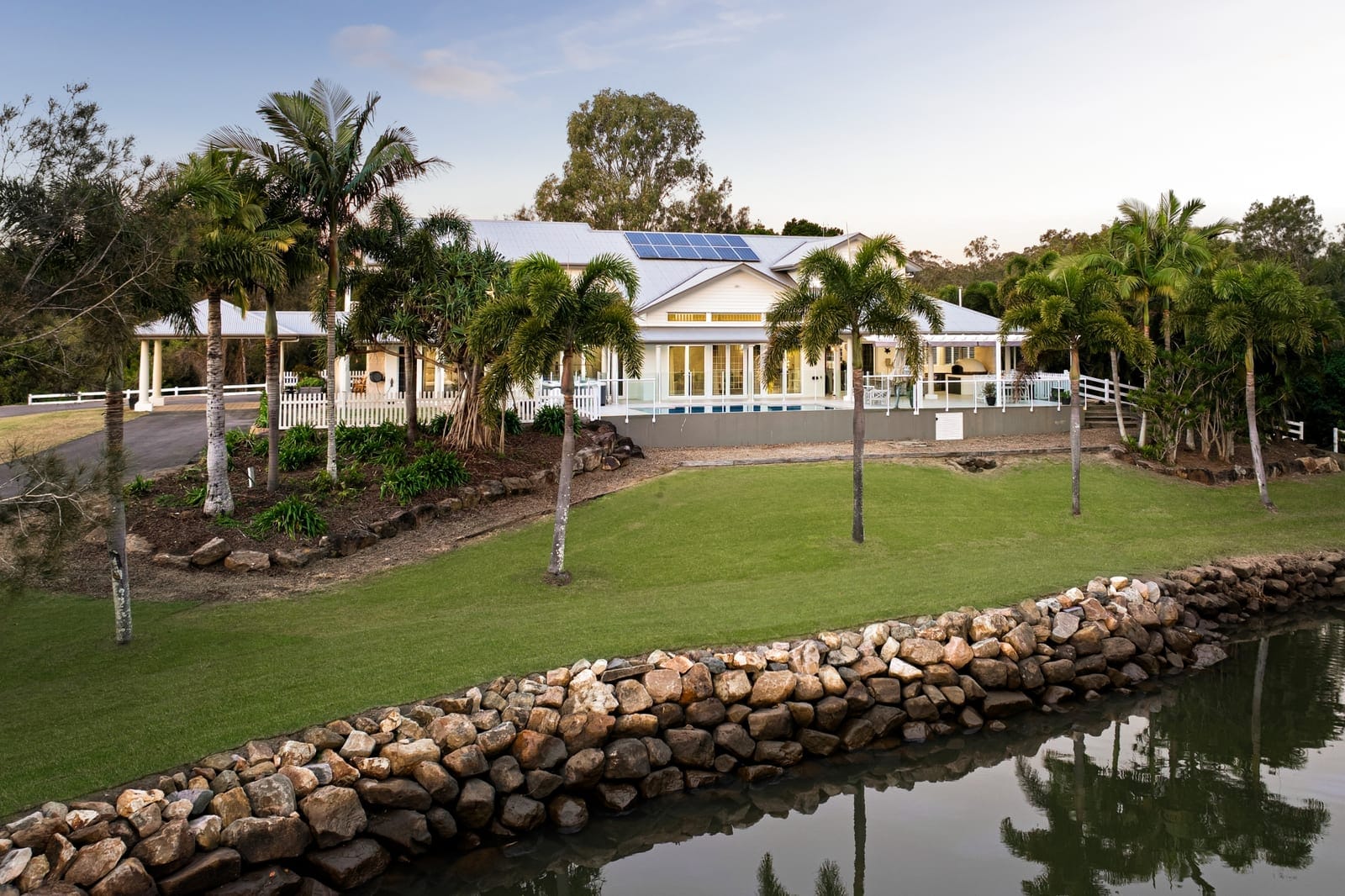 Lifestyle Acreage on the GRANDEST scale: 10 minutes to beach