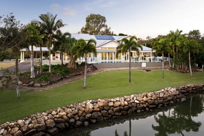 Lifestyle Acreage on the GRANDEST scale: 10 minutes to beach