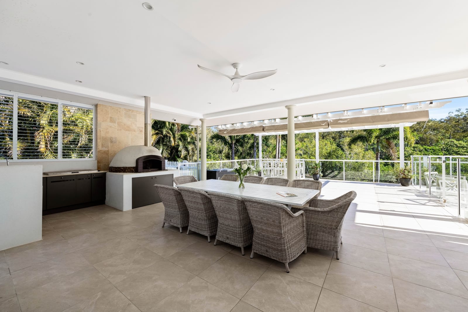Lifestyle Acreage on the GRANDEST scale: 10 minutes to beach