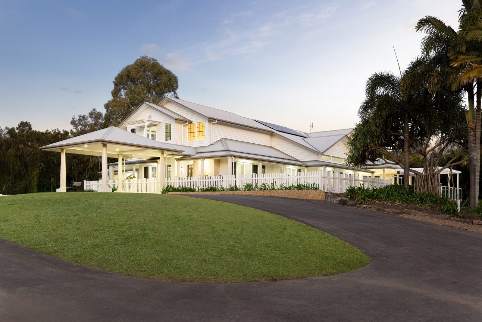 Lifestyle Acreage on the GRANDEST scale: 10 minutes to beach