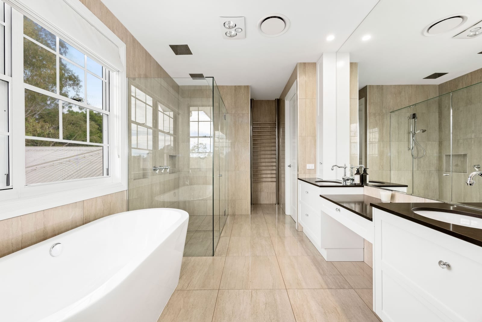 Lifestyle Acreage on the GRANDEST scale: 10 minutes to beach