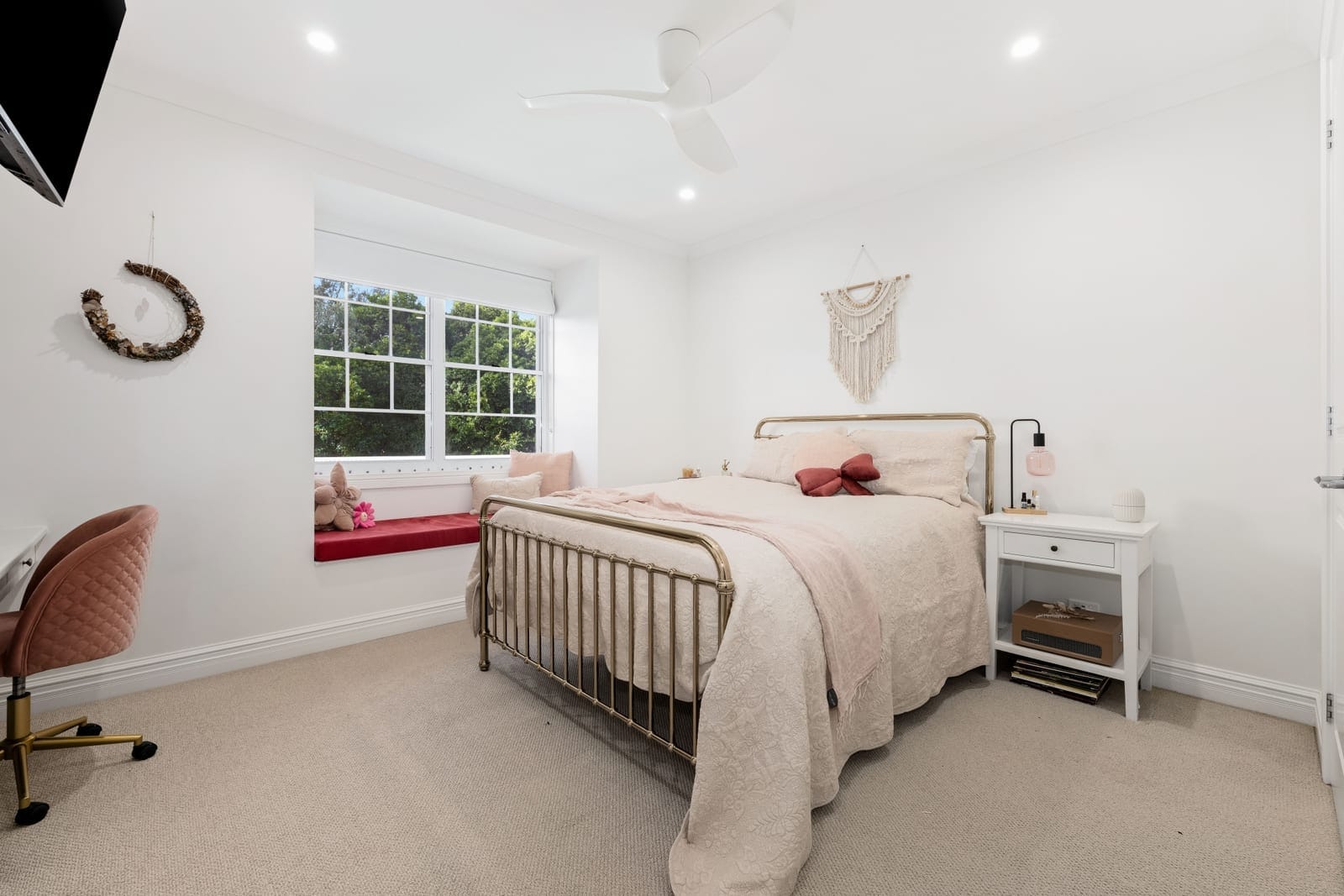 Lifestyle Acreage on the GRANDEST scale: 10 minutes to beach