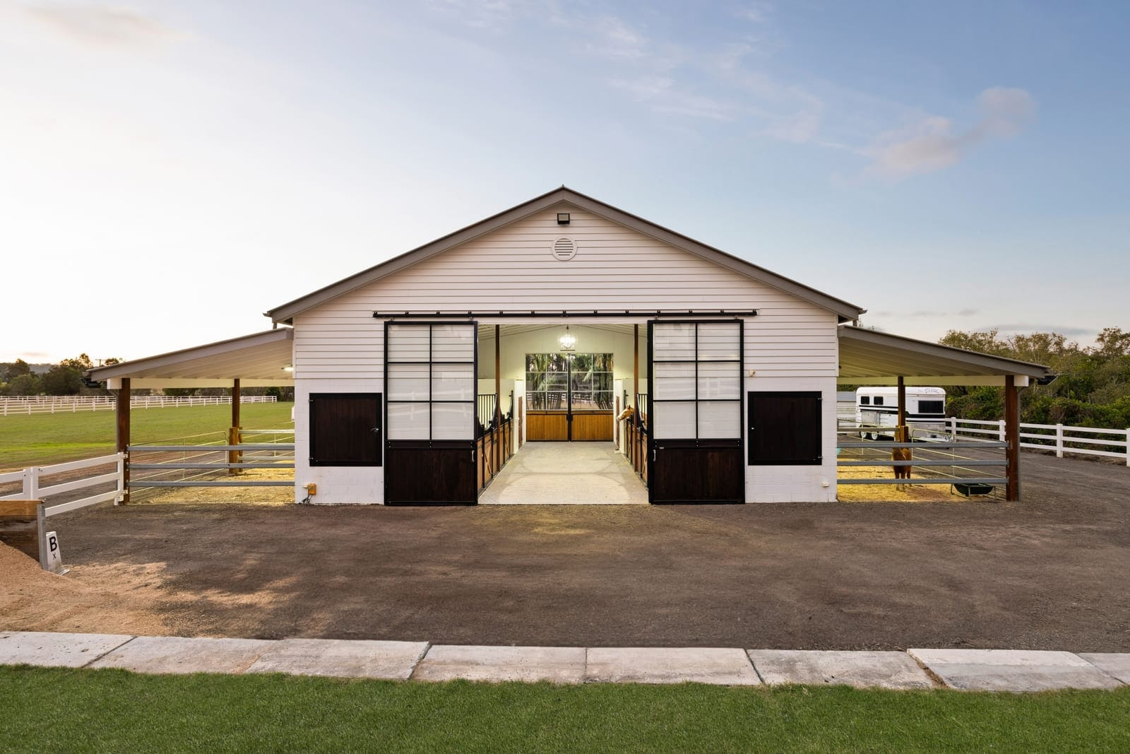 Lifestyle Acreage on the GRANDEST scale: 10 minutes to beach