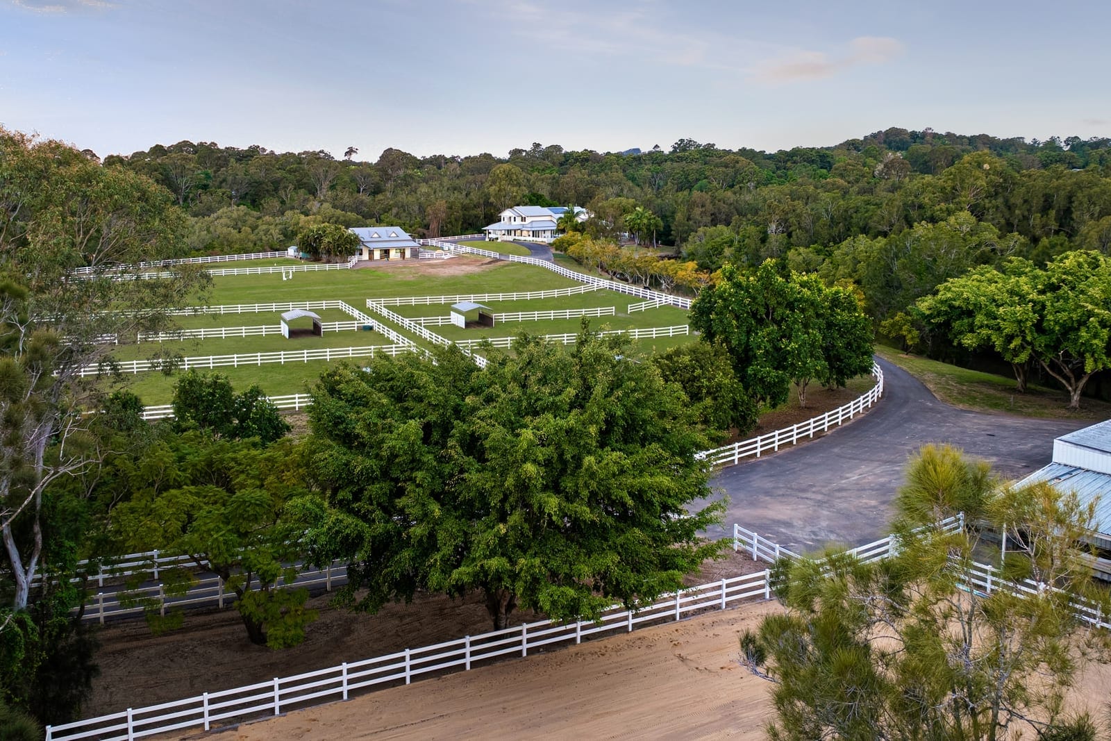 Lifestyle Acreage on the GRANDEST scale: 10 minutes to beach