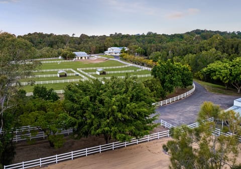 Lifestyle Acreage on the GRANDEST scale: 10 minutes to beach