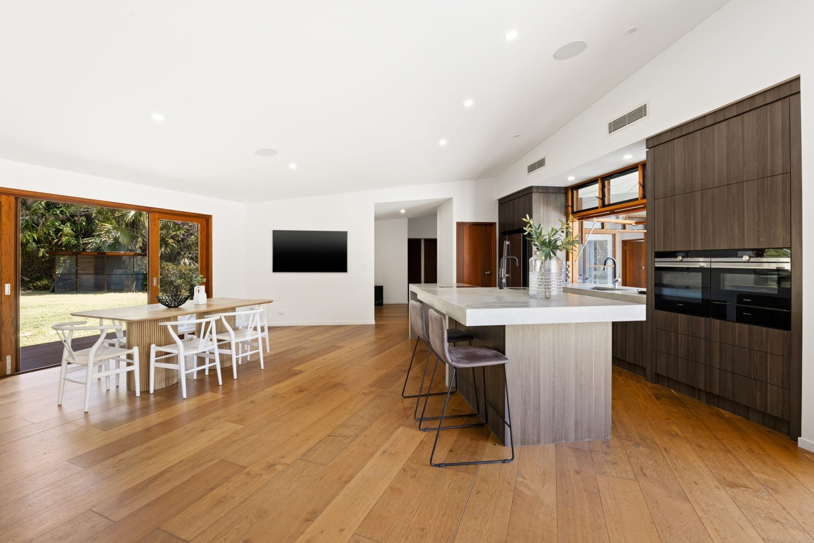 Acreage Perfection – Space, Privacy & Sophistication