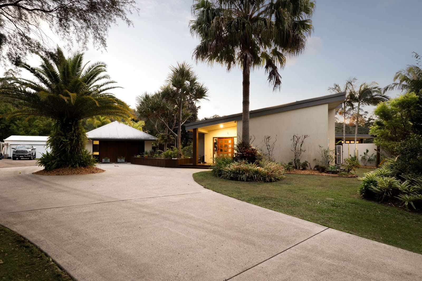 Acreage Perfection – Space, Privacy & Sophistication