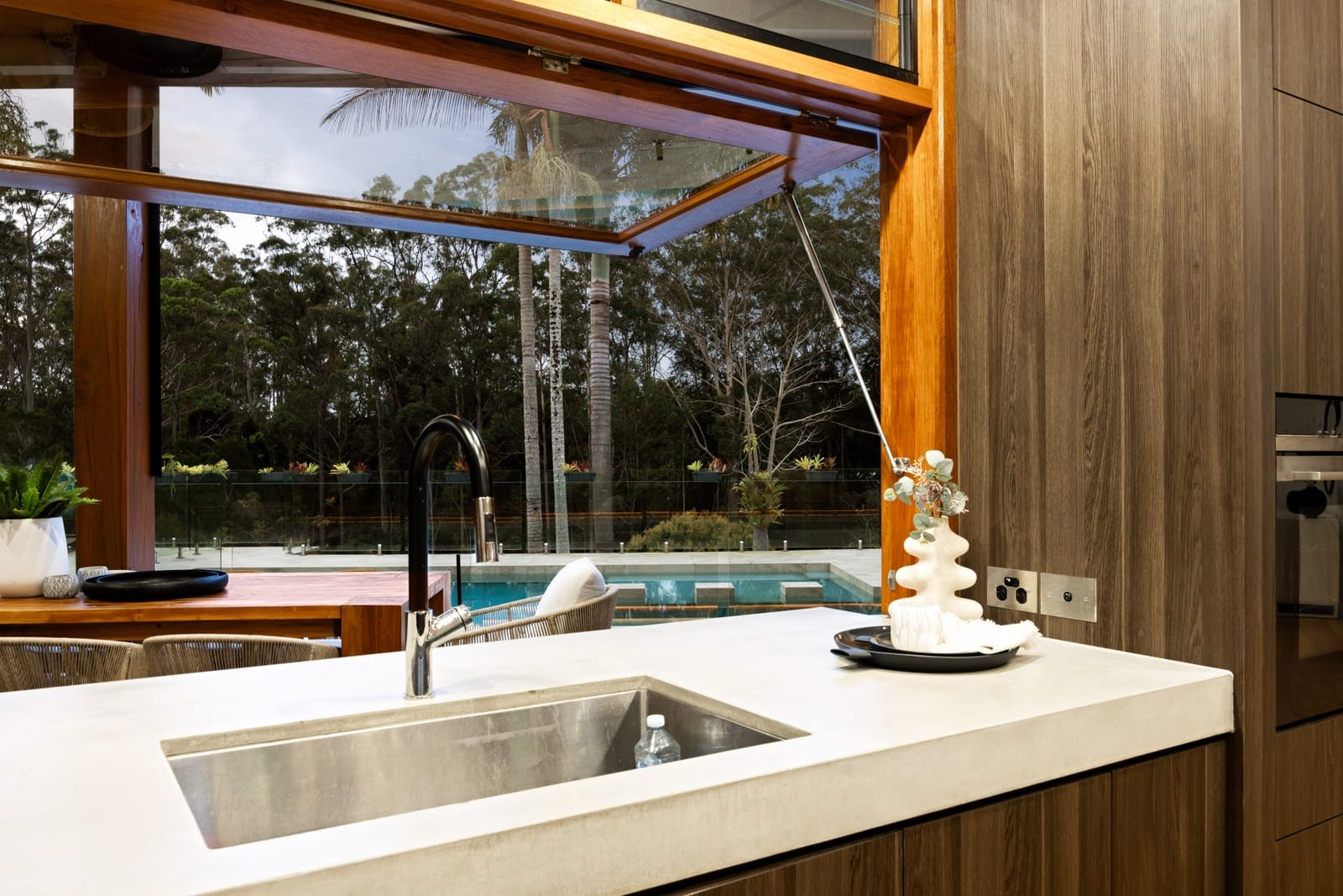 Acreage Perfection – Space, Privacy & Sophistication
