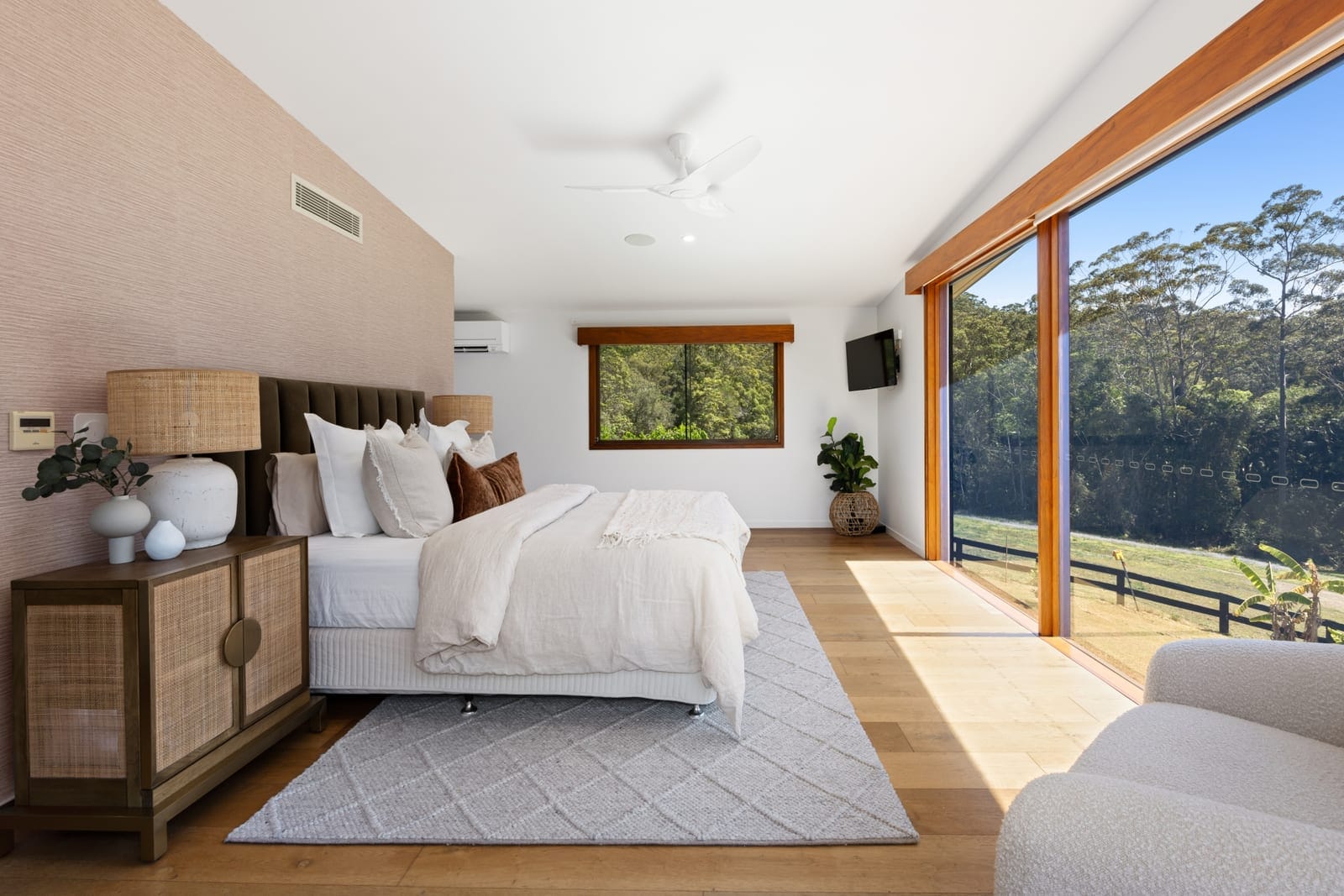 Acreage Perfection – Space, Privacy & Sophistication