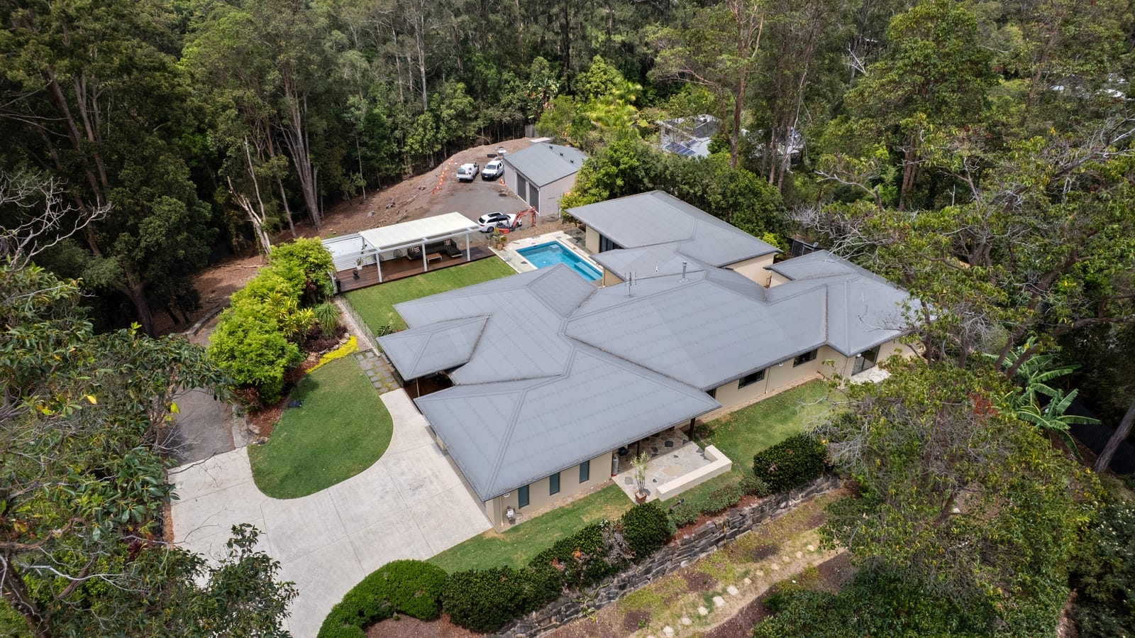 Absolute Magnificence: Ultra-Private Acreage Entertainer