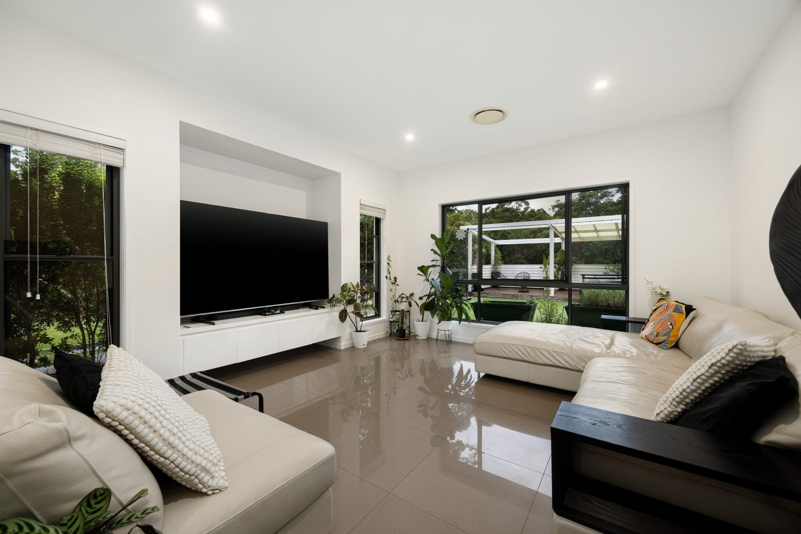 Absolute Magnificence: Ultra-Private Acreage Entertainer