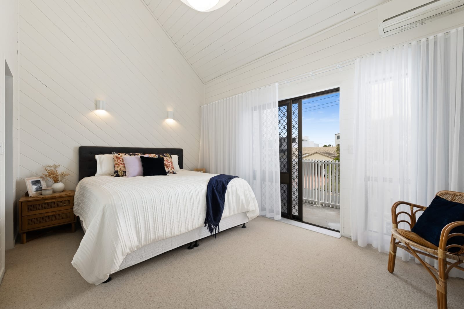 Light, Lifestyle, Location – 150m to Sand