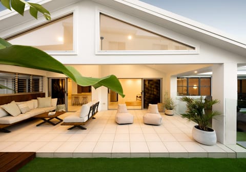 North Facing Beachside Entertainer!