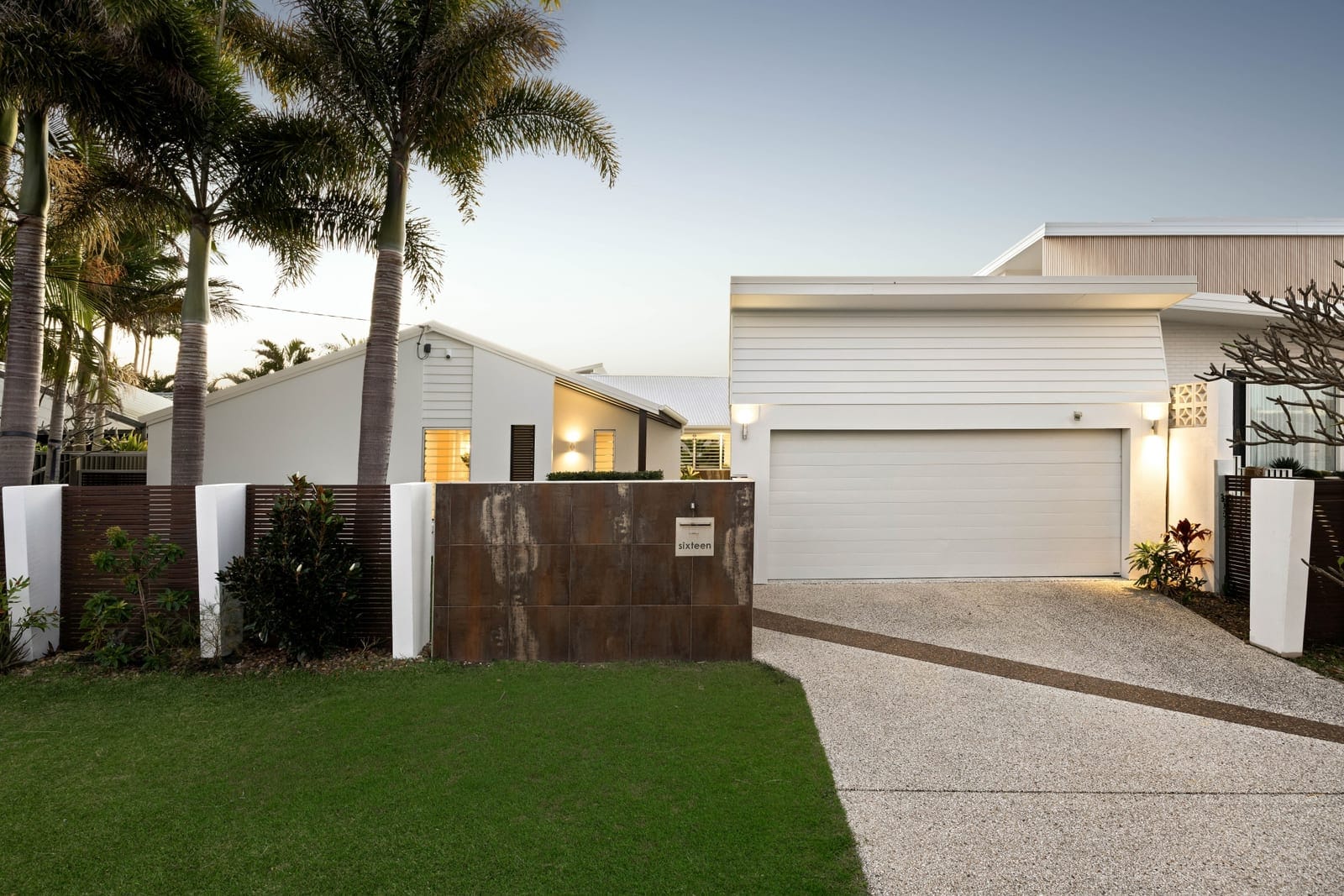 North Facing Beachside Entertainer!