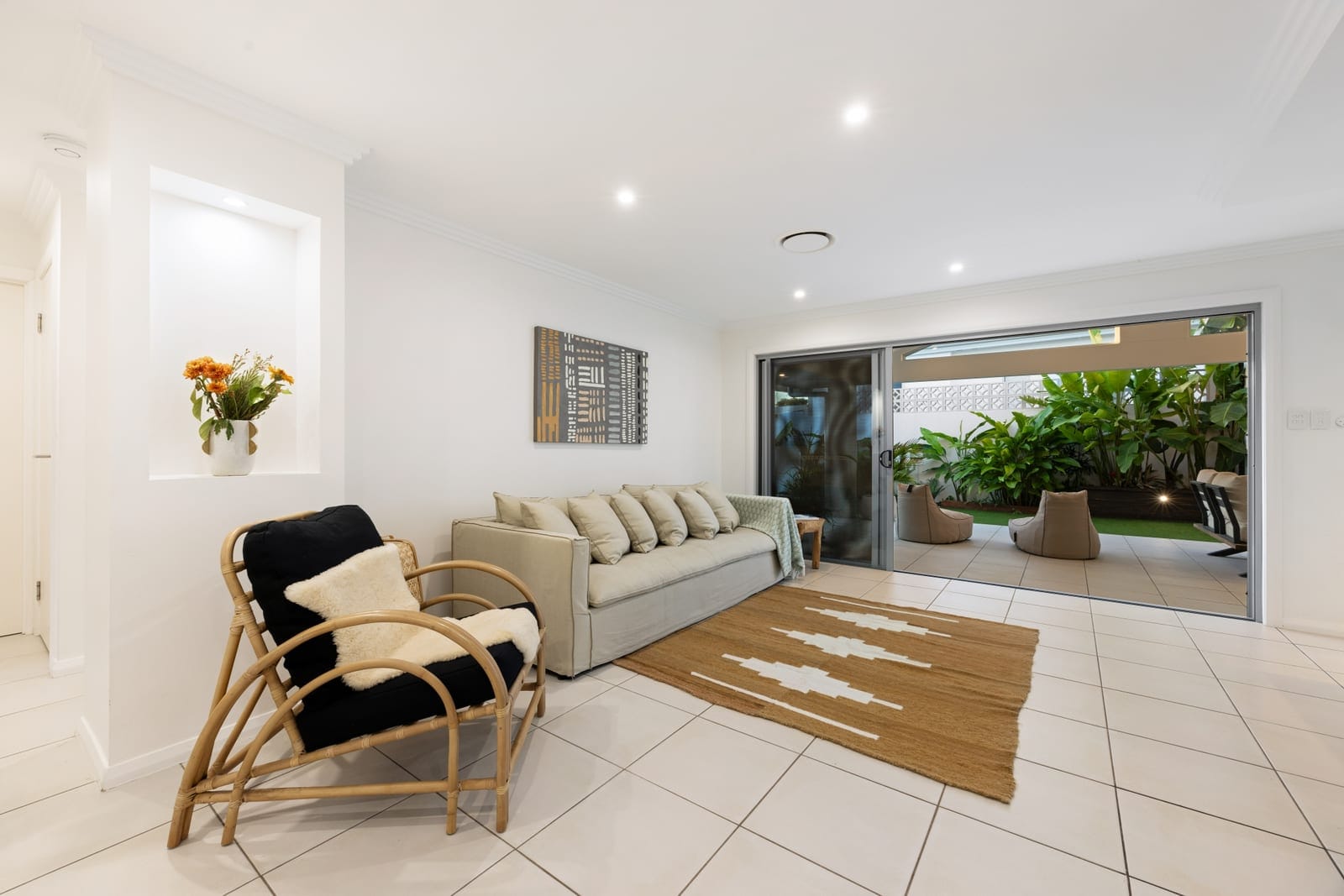 North Facing Beachside Entertainer!