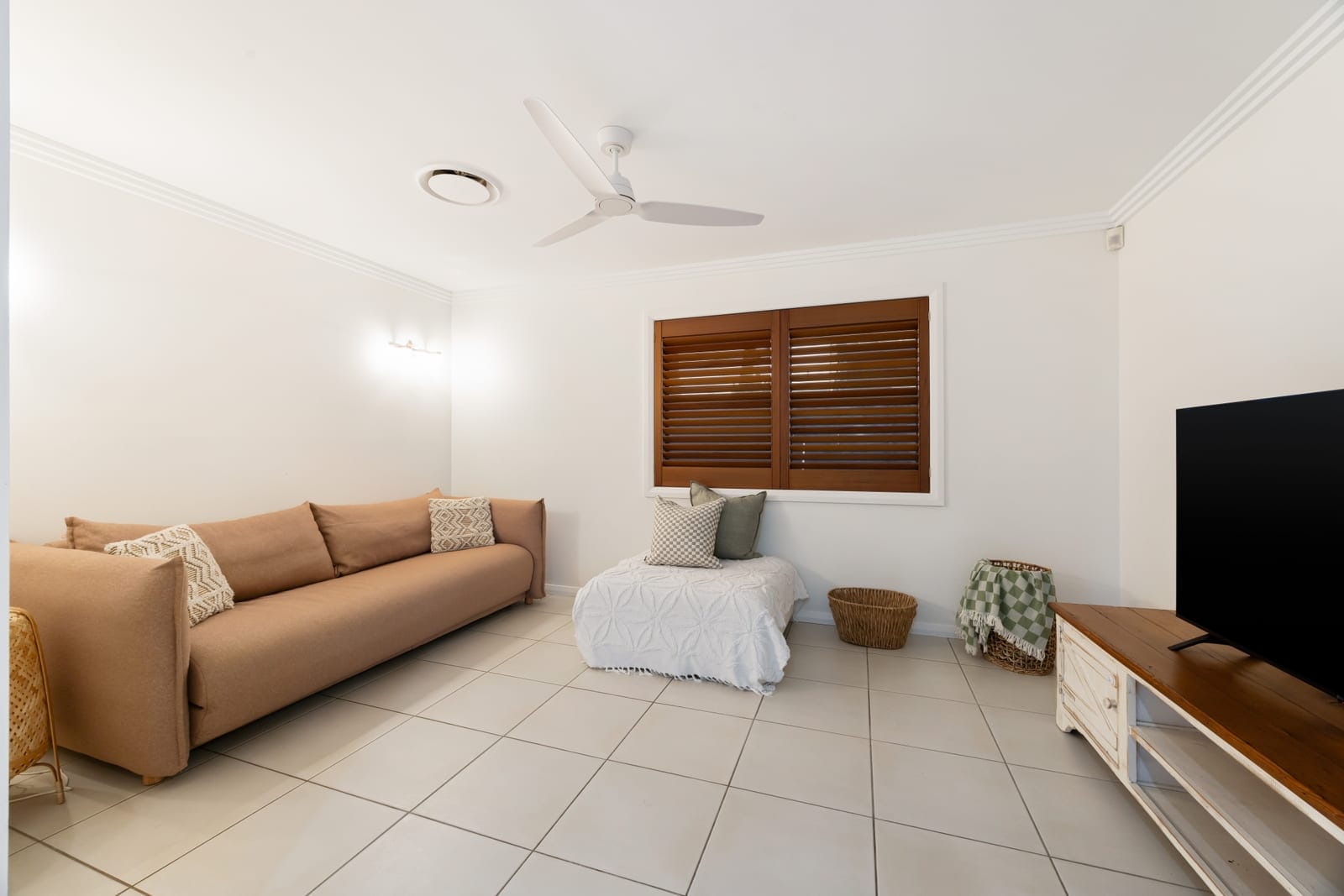 North Facing Beachside Entertainer!